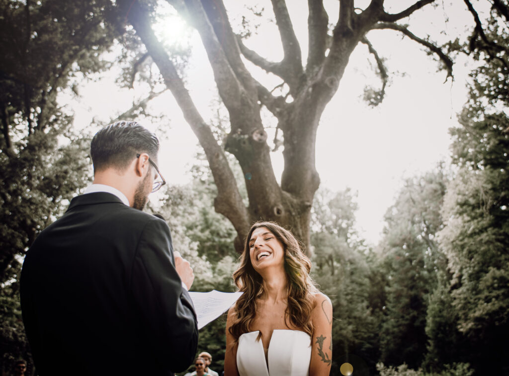 Scelta location matrimonio: esempio di luce naturale in un giardino per foto d'autore.