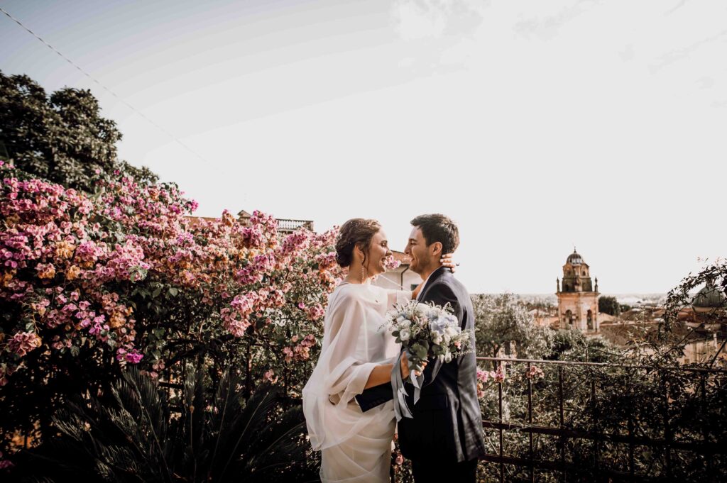 Fotografia di coppia spontanea a Lucca, esempio di allestimento naturale per risparmiare sul budget fiori matrimonio.