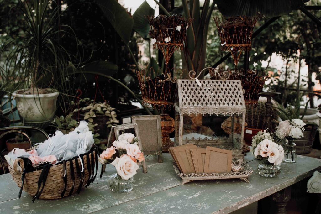 Dettagli di un angolo bomboniere curato in linea con l'estetica del matrimonio e il look della sposa