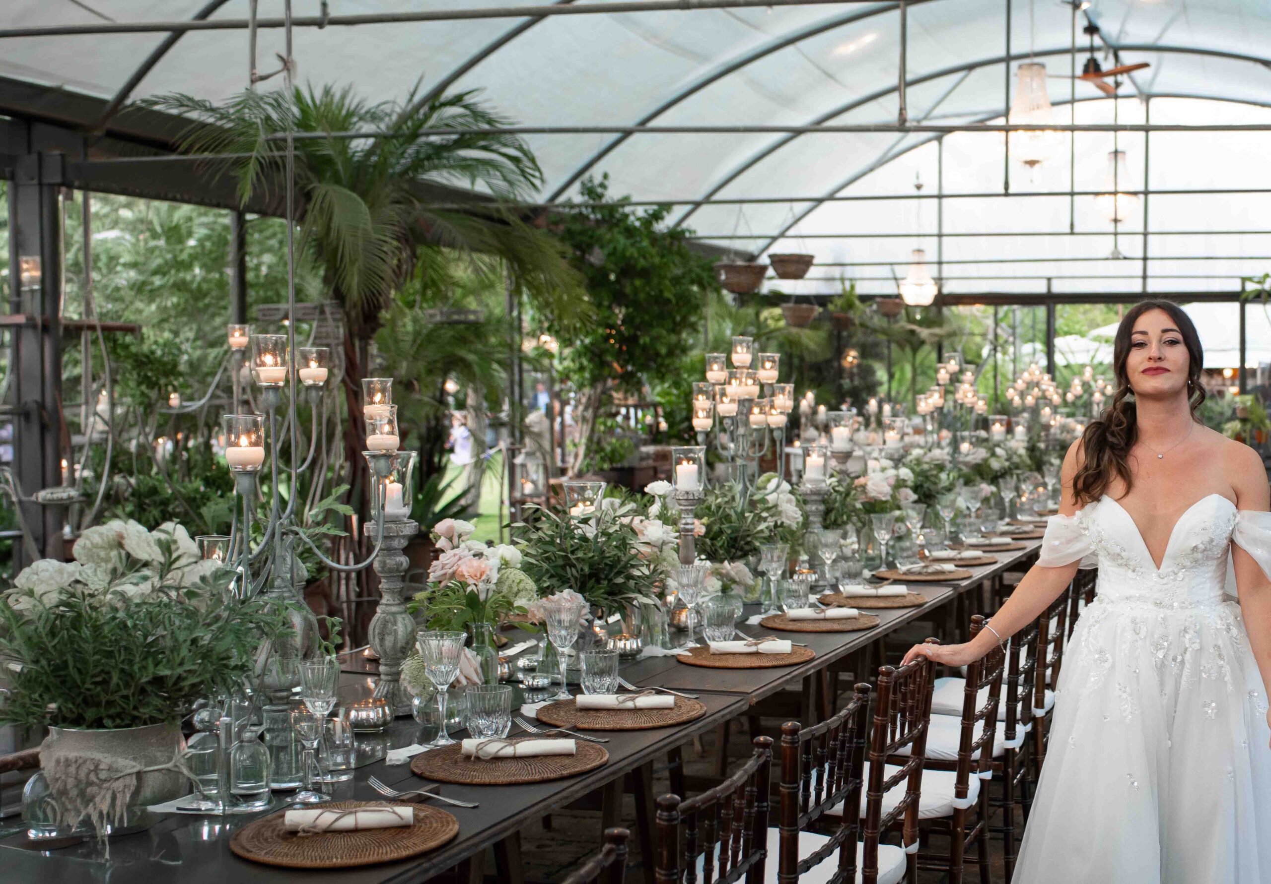 Ispirazione per l'estetica del matrimonio: una sposa elegante che riflette il look e il vibe dell'evento.