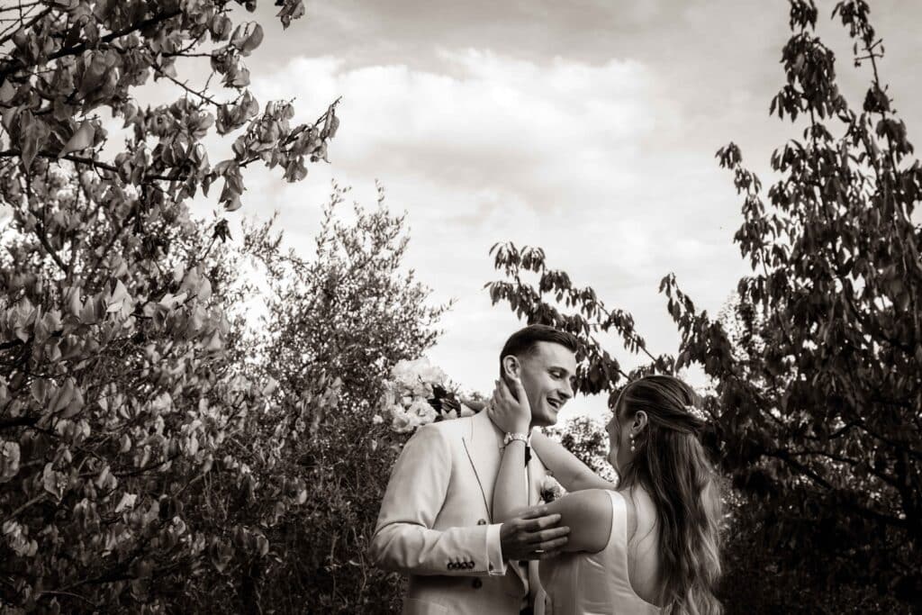 coppia di sposi in un giardino a Lucca in stile reportage cinematografico narrato da uno scrittore