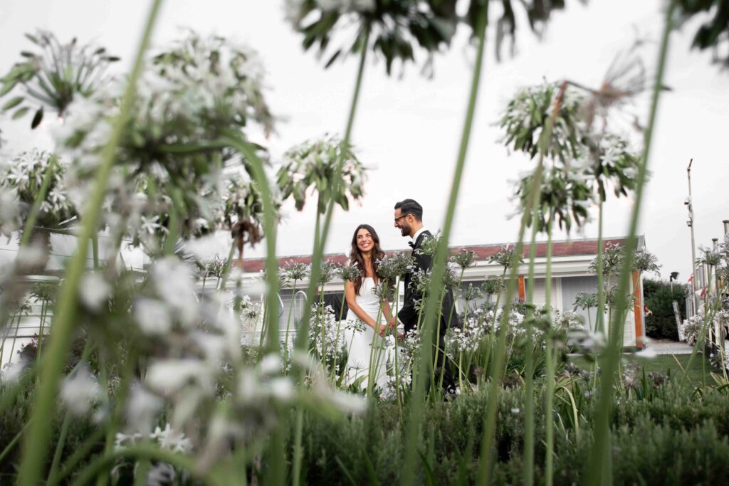 Momento autentico tra sposi catturato da un fotografo professionista, l'investimento che resta nel tempo rispetto ai budget fiori matrimonio