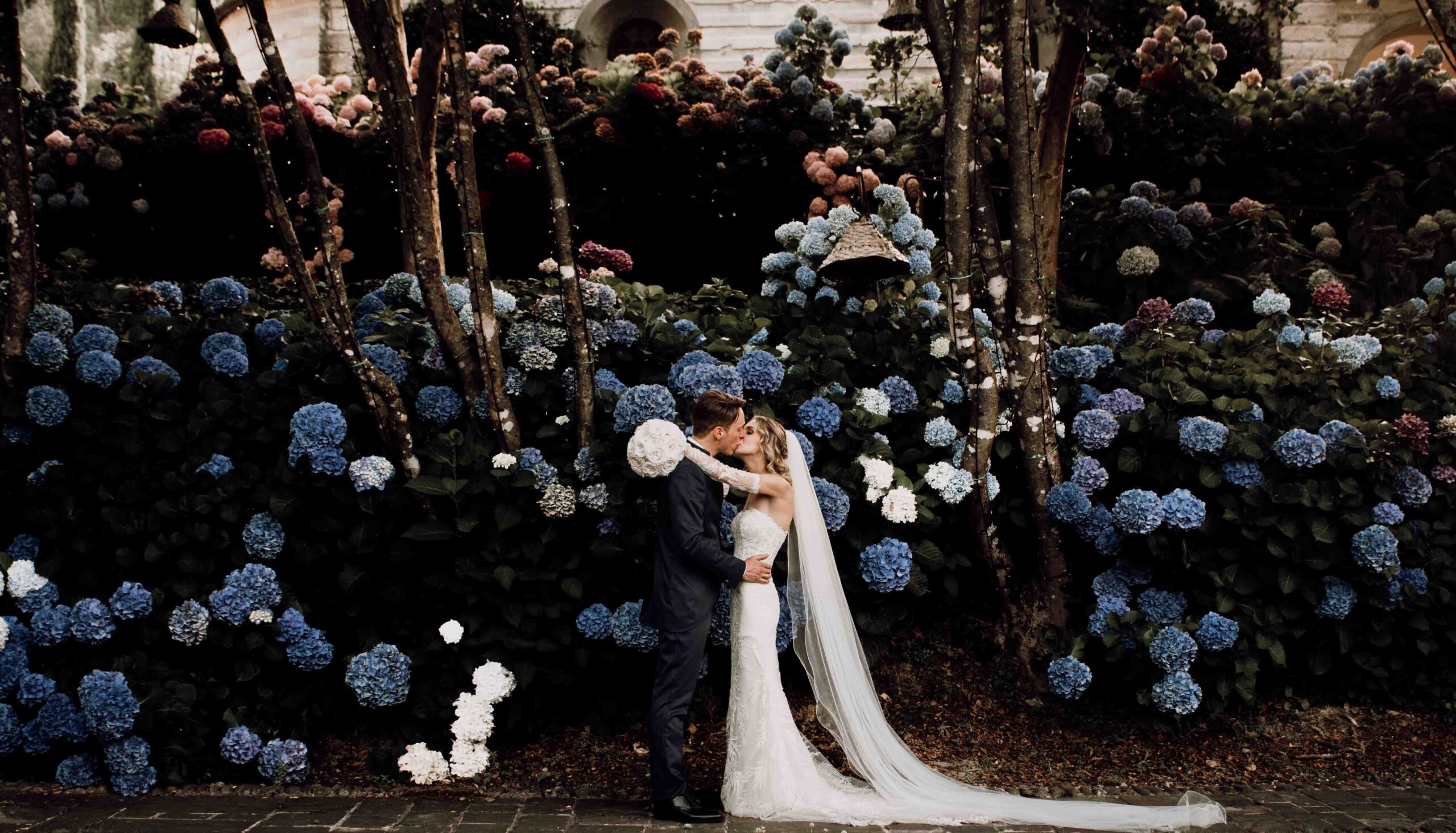 Esempio di location per matrimoni con giardino curato che non necessita di addobbi floreali costosi per budget fiori matrimonio